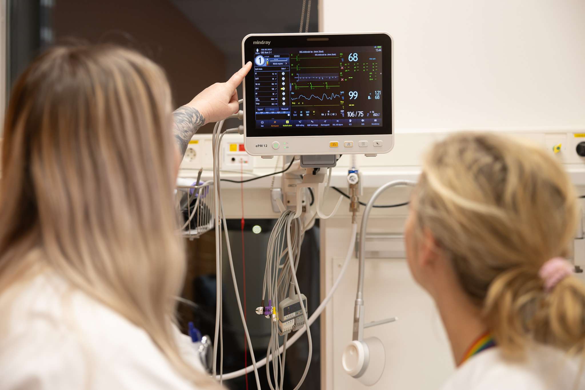 To sykepleiere ser på en pasientmonitor