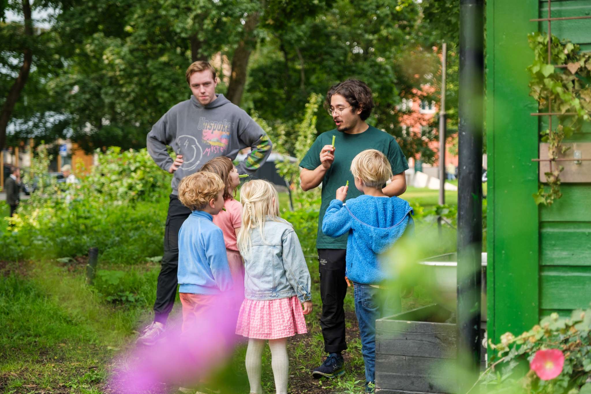 Barnehagebarn på besøk hos Løkkabonden i Sofienbergparken. Foto: Nikolai Kobets Freund