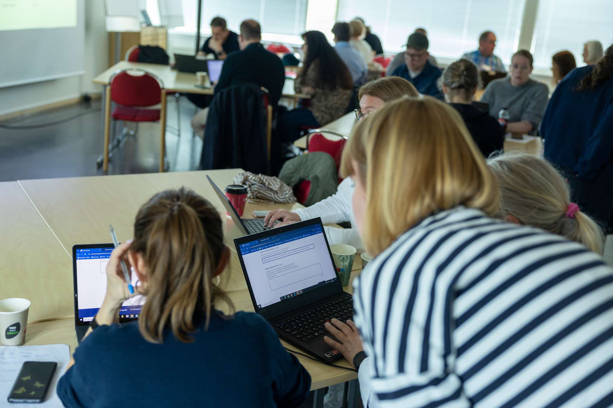 Ansatte fra ulike skoler i Oslo sitter foran hver sin PC og blir vist hvordan de bruker bookingløsningen.