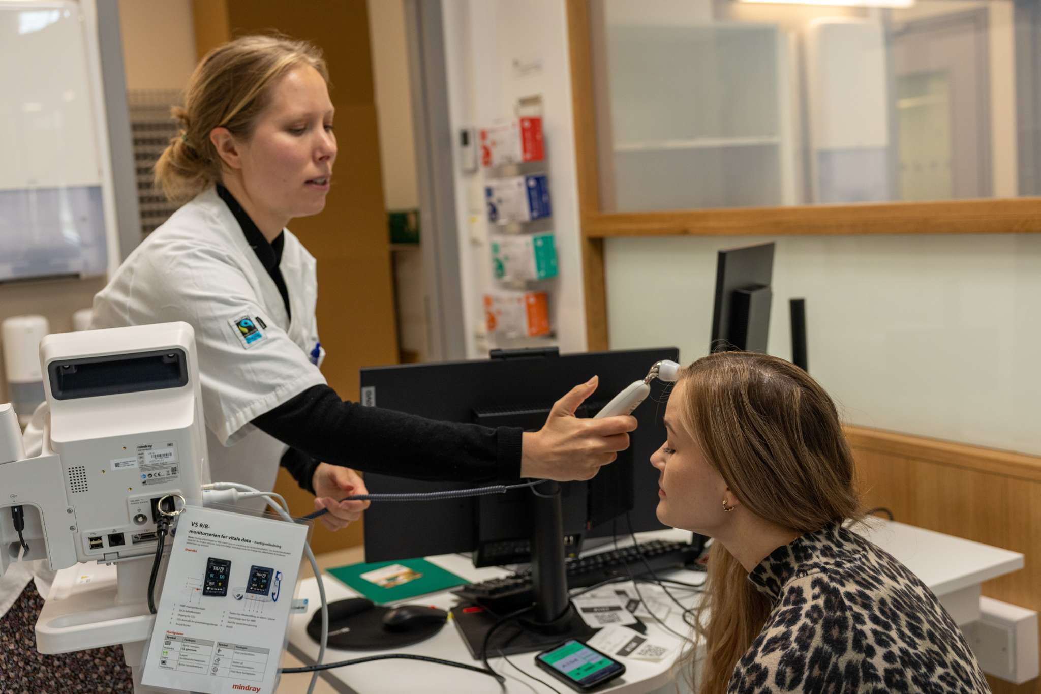 To Origo-ansatte simulerer en sykepleier og pasient-situasjon på legevakten