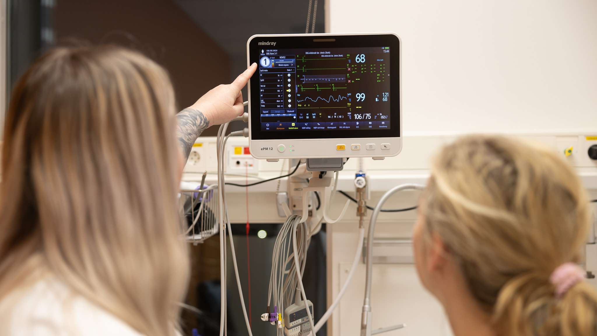 To sykepleiere ser på en pasientmonitor