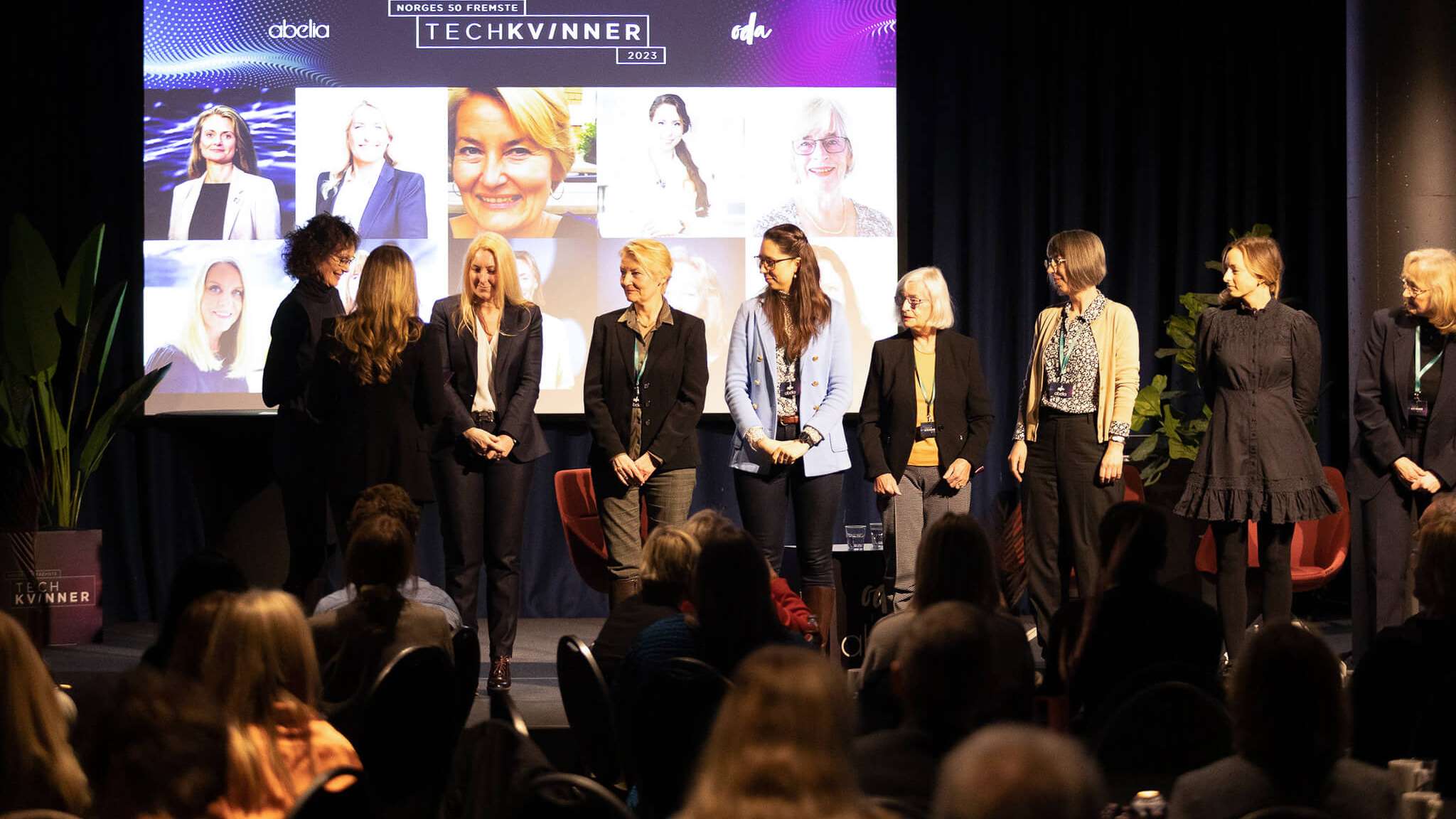 Kvinner på scenen under tech-kåring, foto