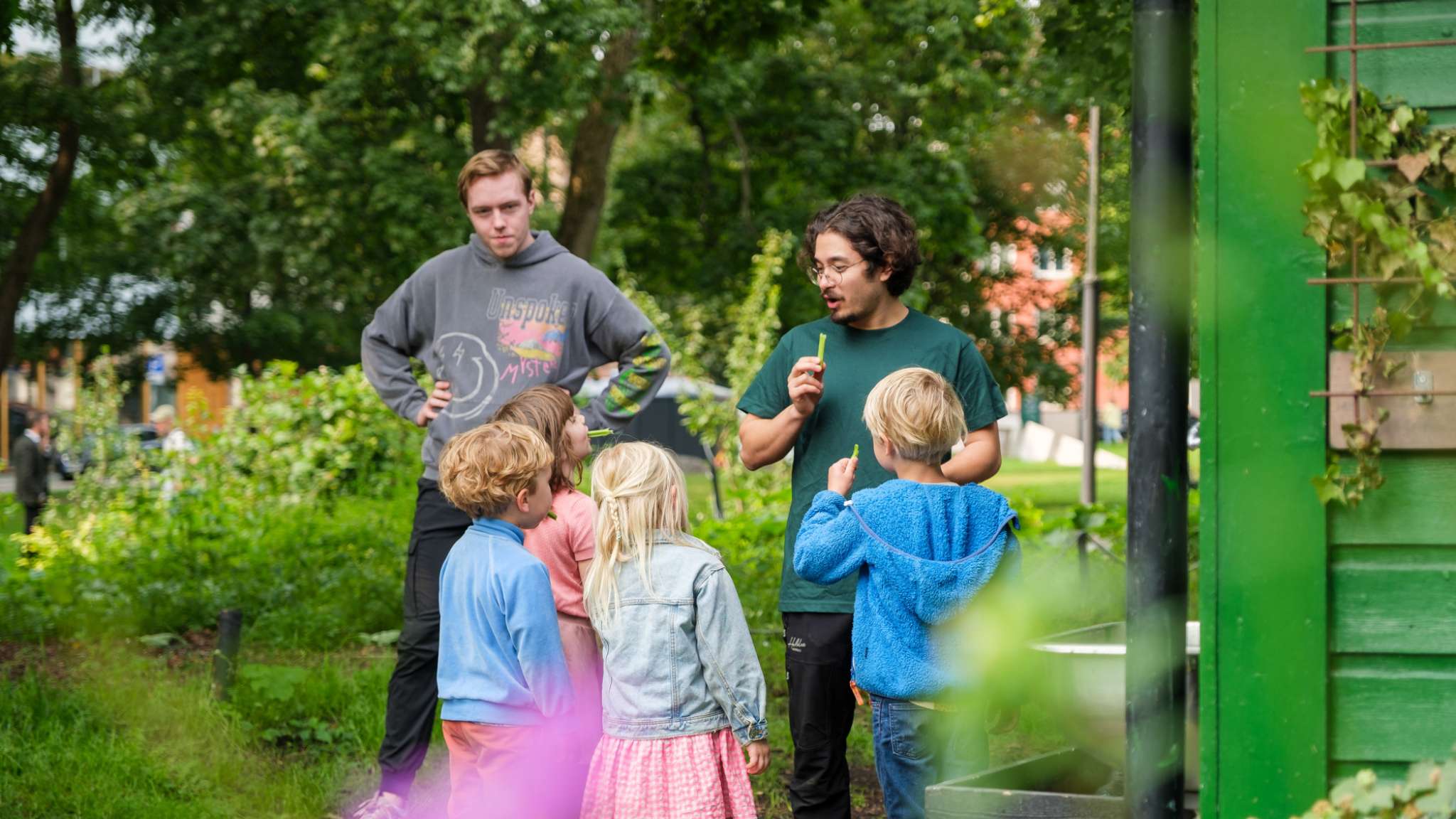 Barnehagebarn på besøk hos Løkkabonden i Sofienbergparken. Foto: Nikolai Kobets Freund