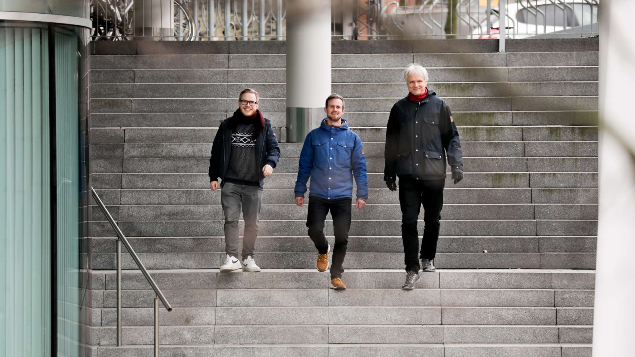 Tre menn går ned en trapp. Personene er deler av Team Veiviser. Alexander Wiig Sørensen, Per Halvor Tryggeseth og Håkon von Hirsch