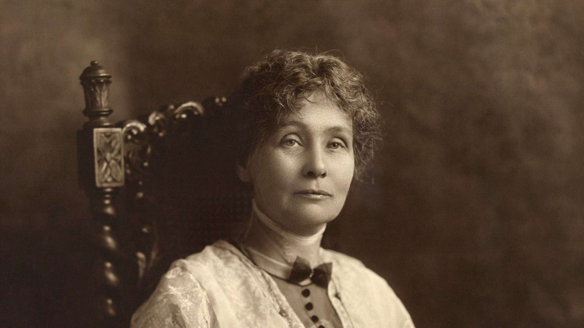Rettighetsforkjemperen Emmeline Pankurst sittende i en stol, foto
