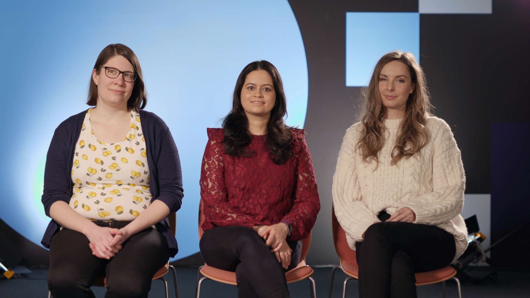 Tre ansatte i Oslo Origo sitter ved siden av hverandre