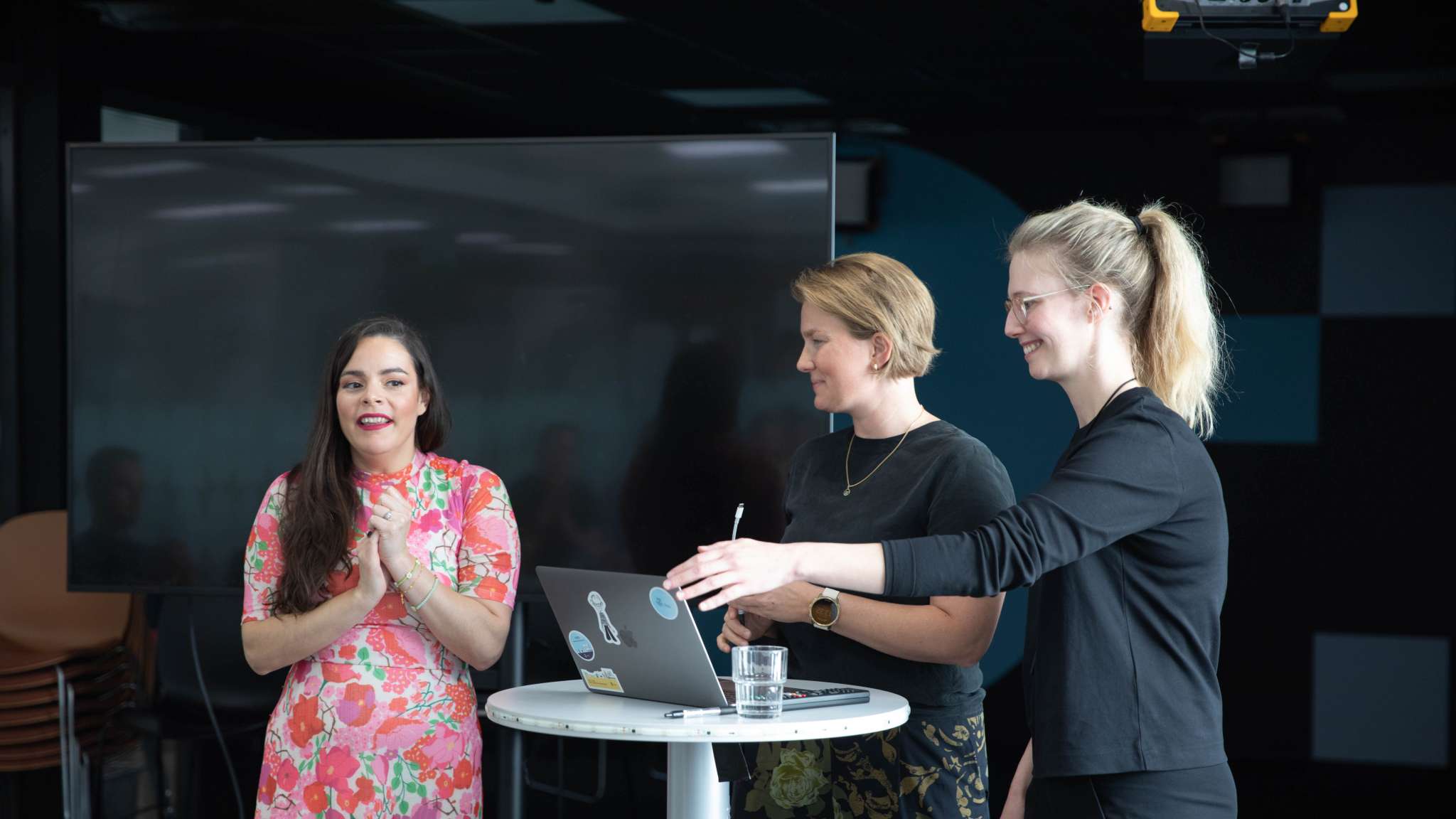 Ximena presenterer på kickoff