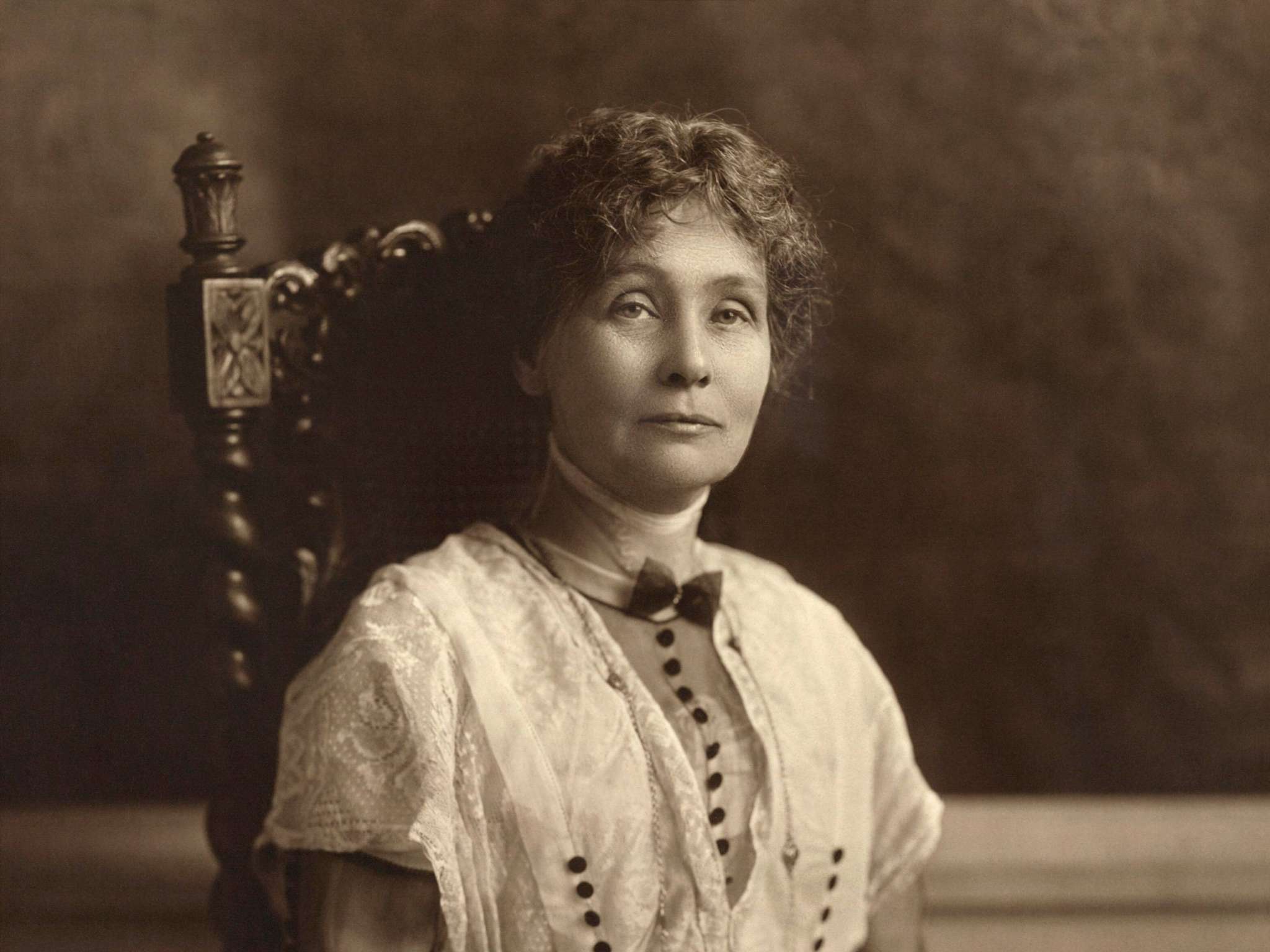 Rettighetsforkjemperen Emmeline Pankurst sittende i en stol, foto