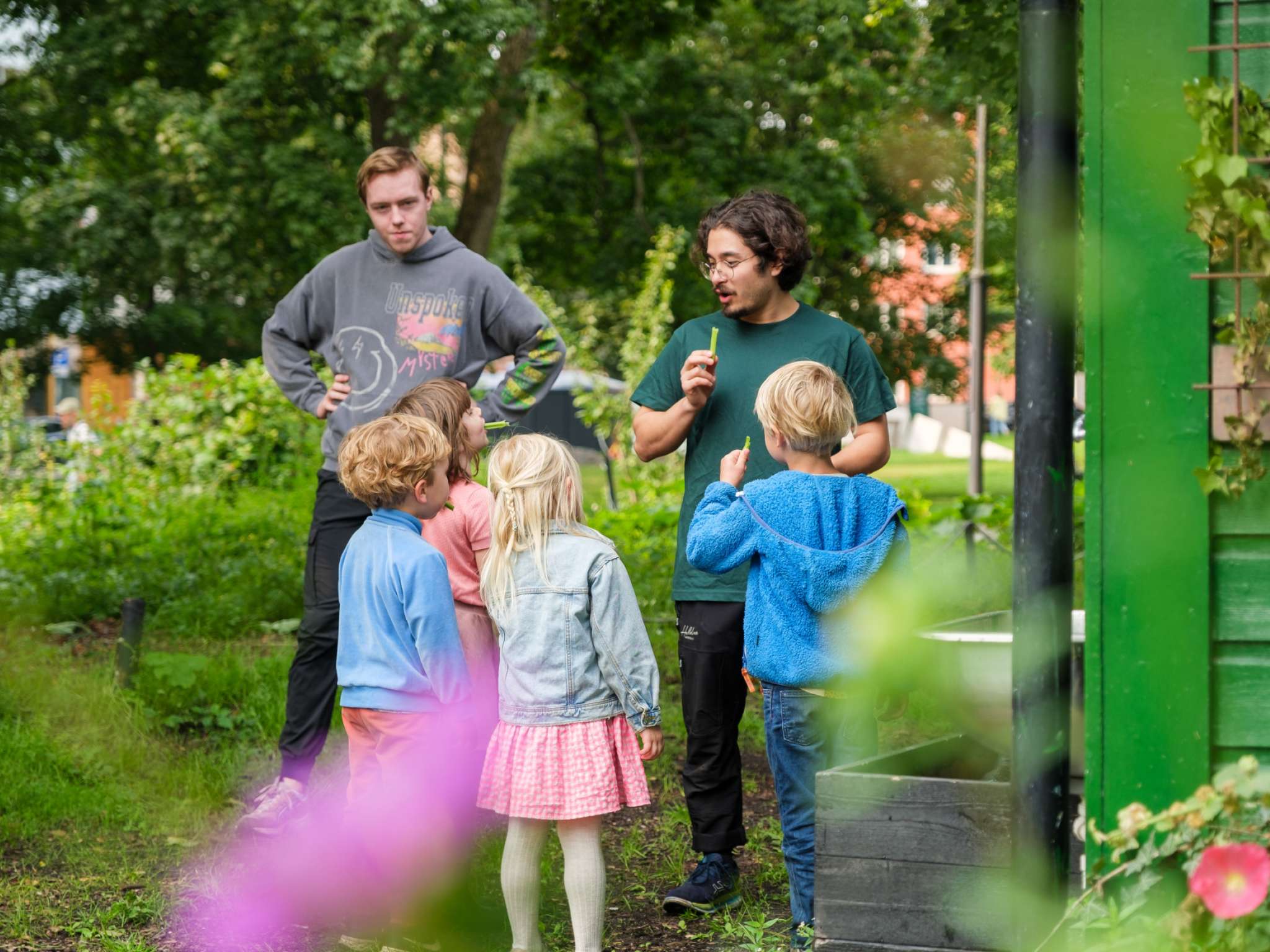 Barnehagebarn på besøk hos Løkkabonden i Sofienbergparken. Foto: Nikolai Kobets Freund