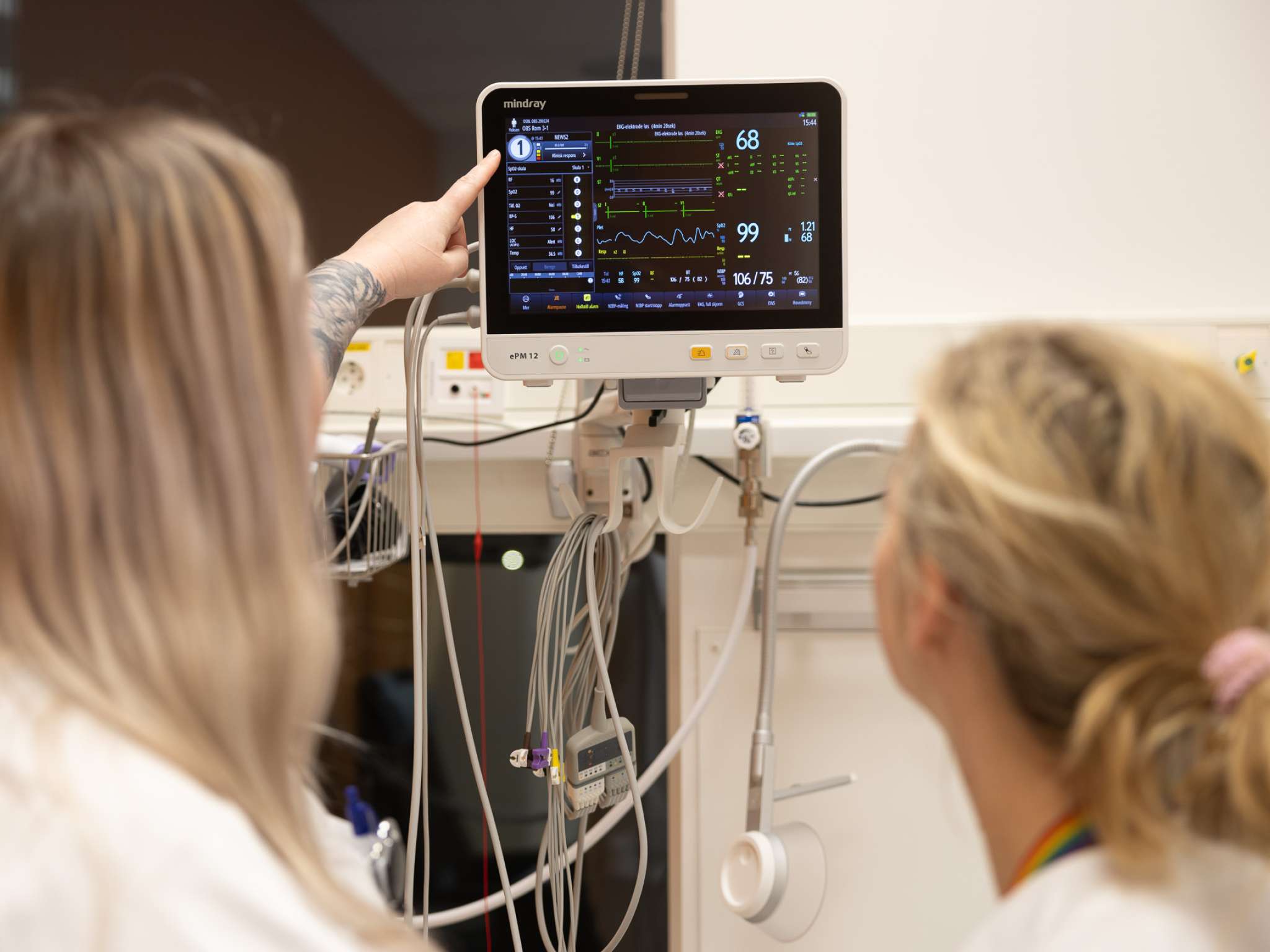To sykepleiere ser på en pasientmonitor