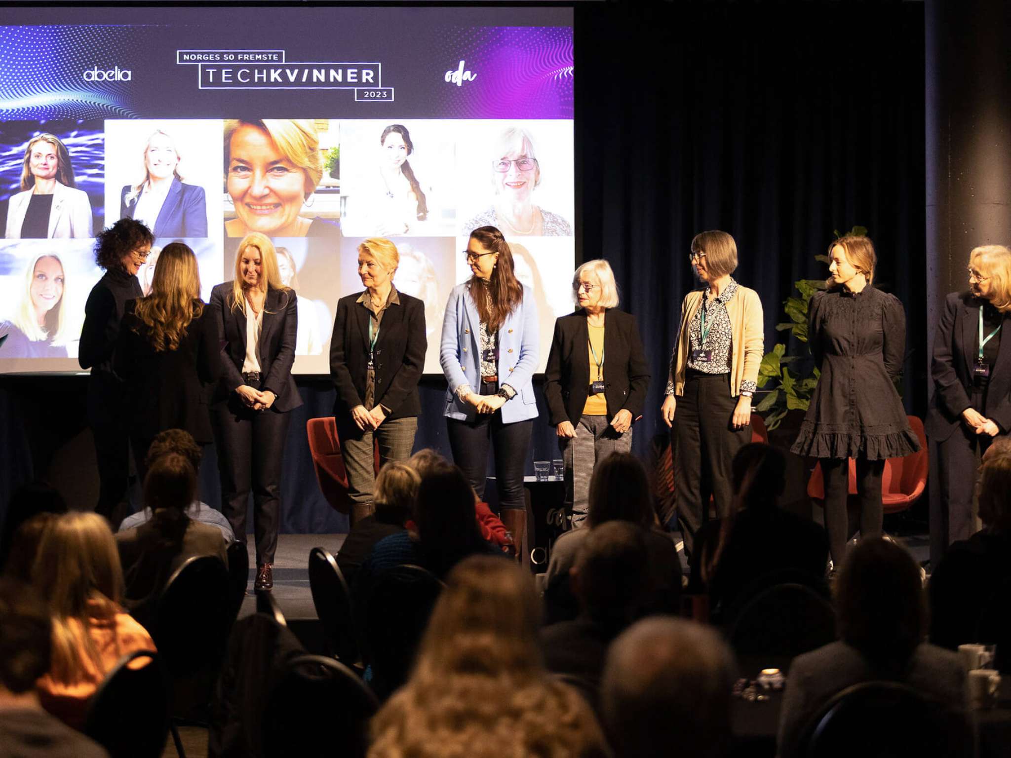 Kvinner på scenen under tech-kåring, foto