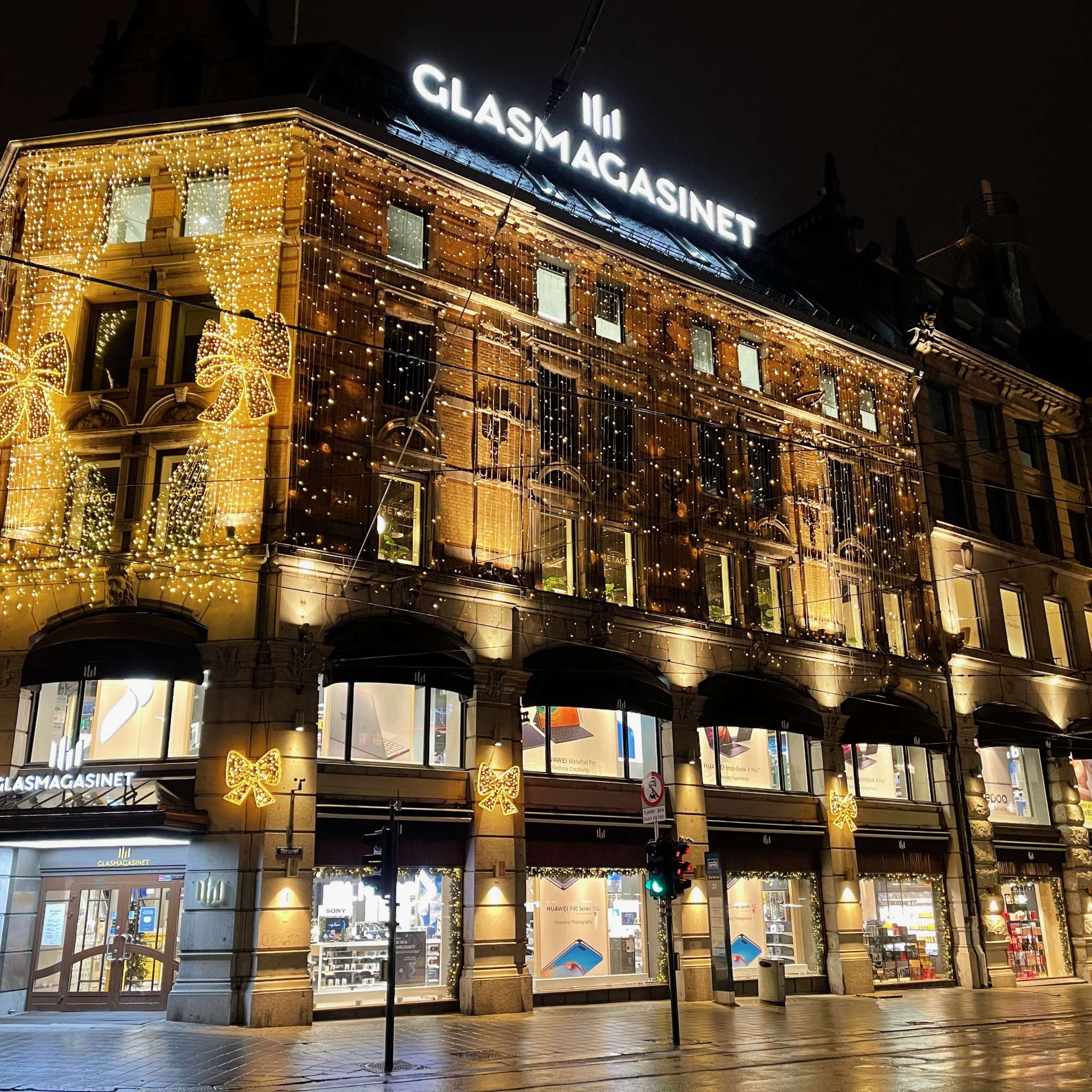 Julebelyst fasadebilde av Glasmagasinet