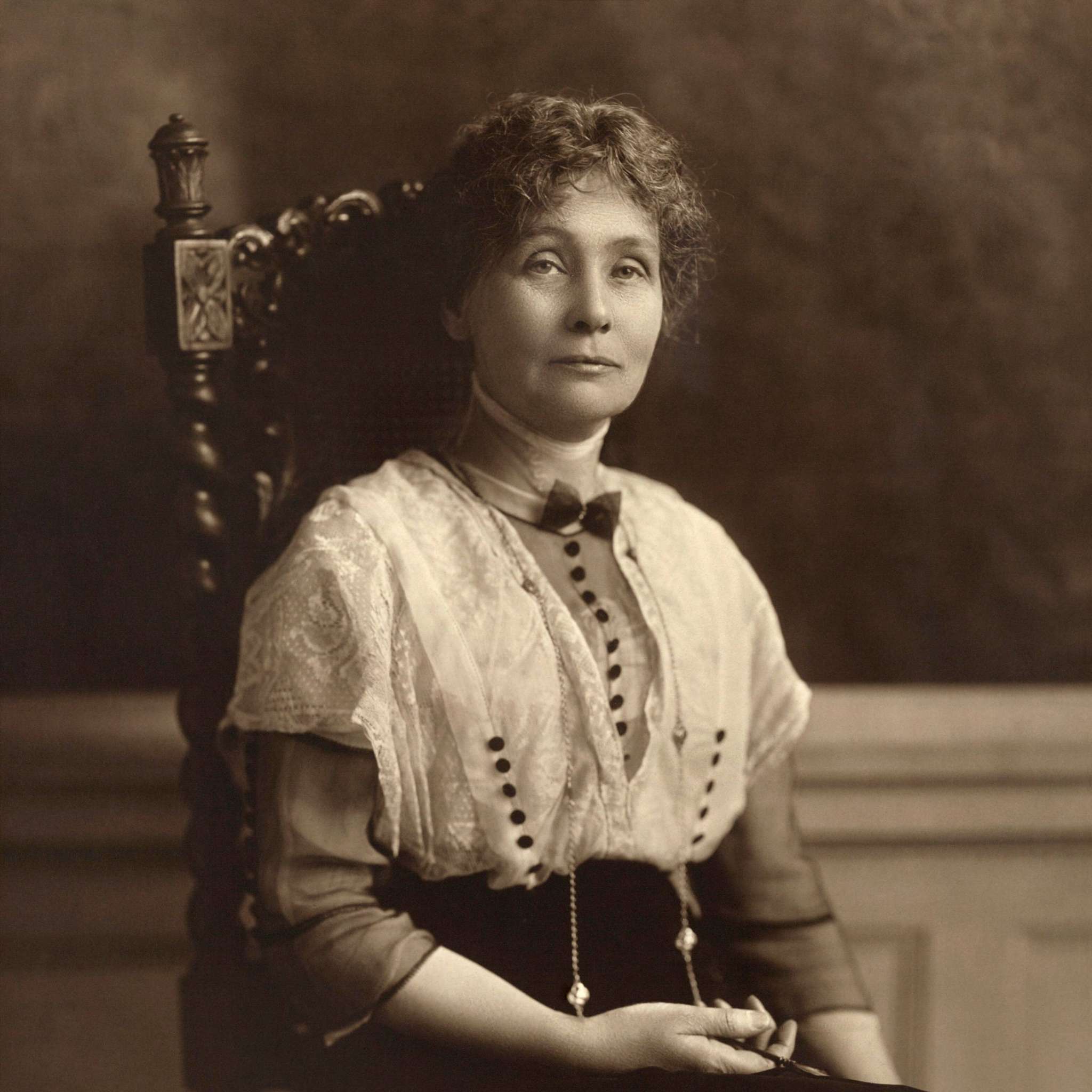 Rettighetsforkjemperen Emmeline Pankurst sittende i en stol, foto