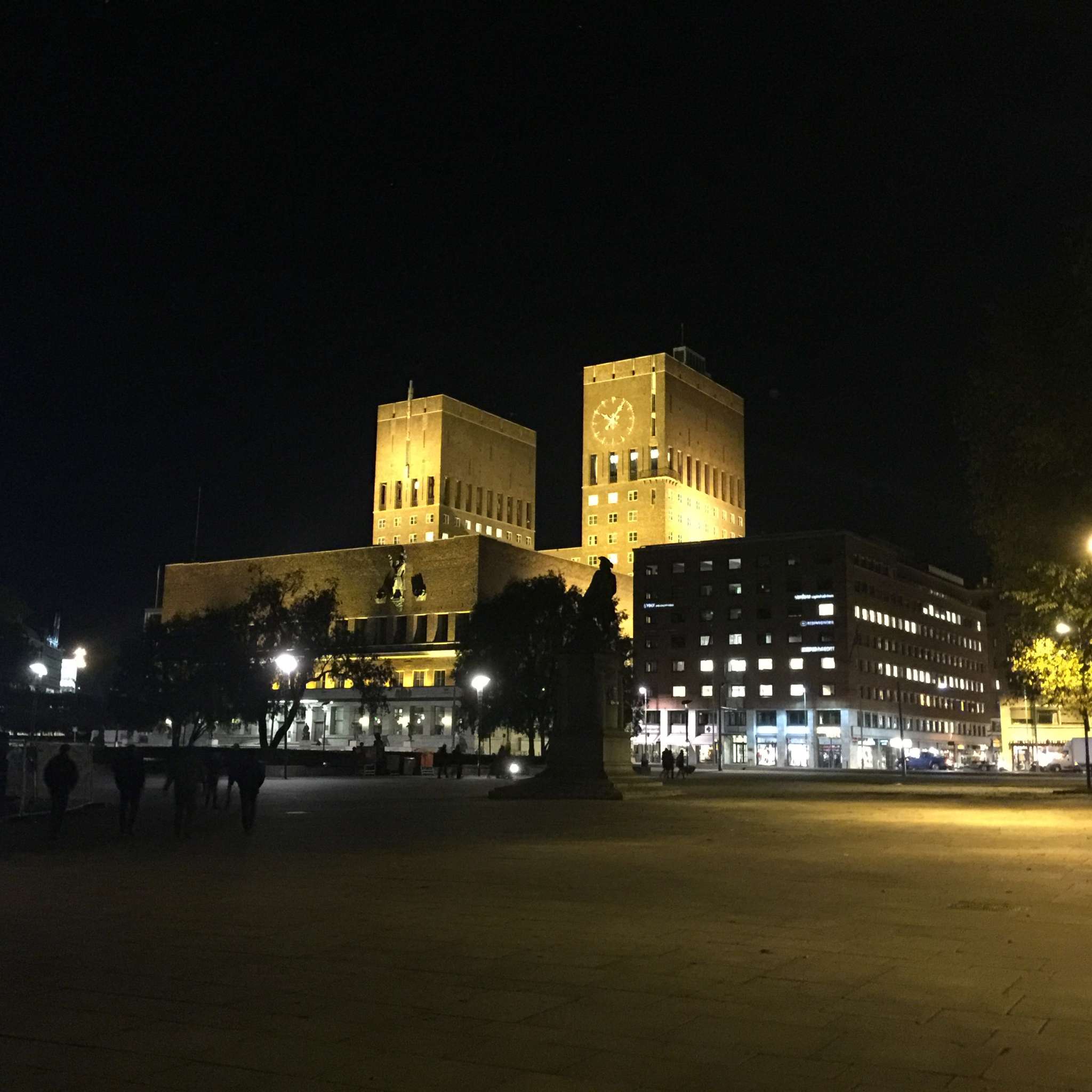 Mobilfoto av Oslo rådhus opplyst på kveldstid