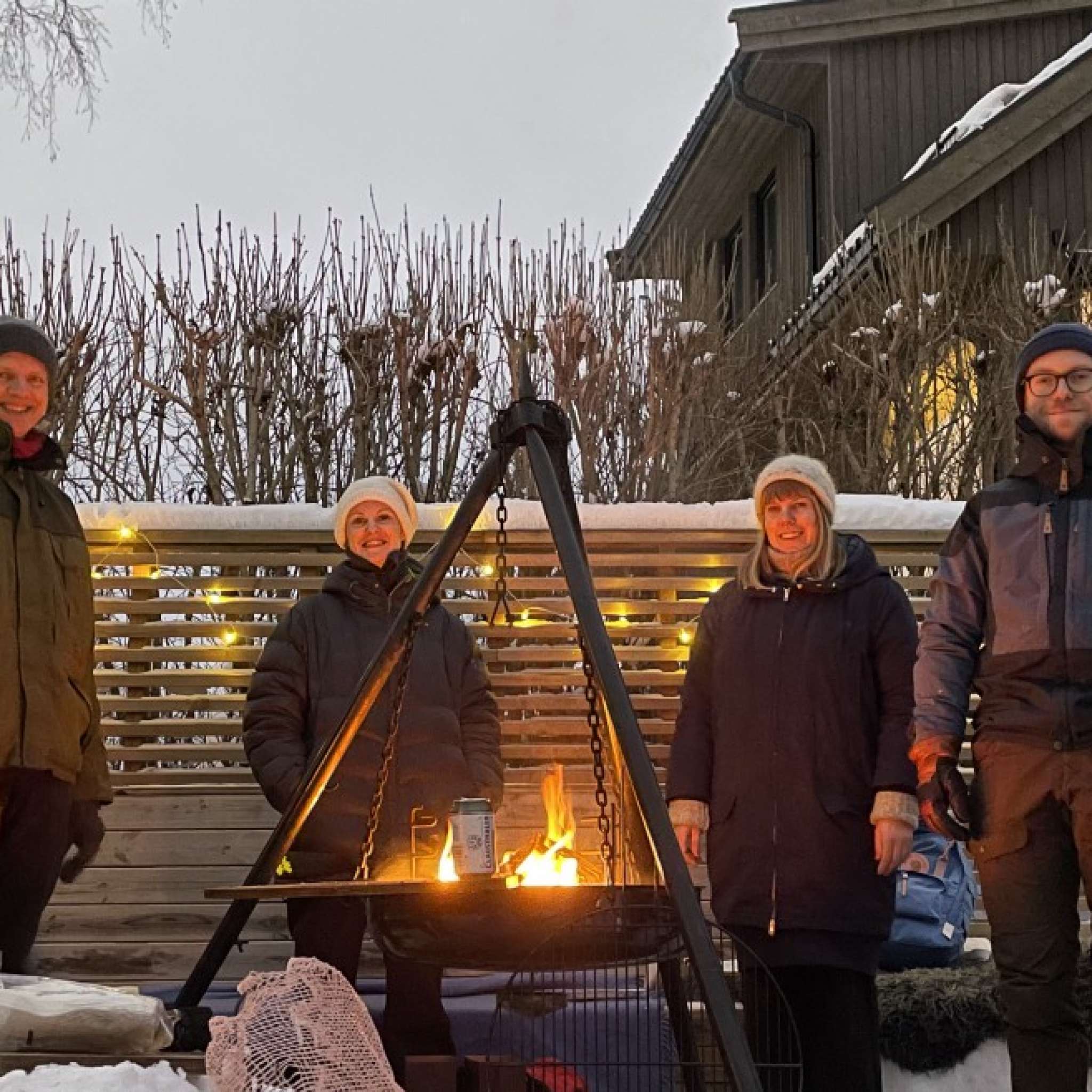 Team veiviser står rundt en bålpanne