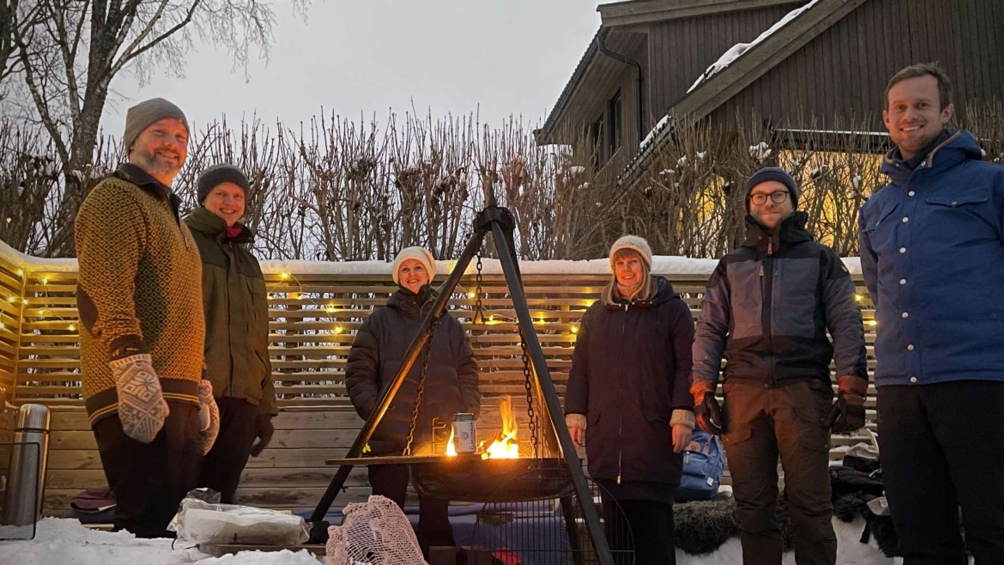Team veiviser står rundt en bålpanne