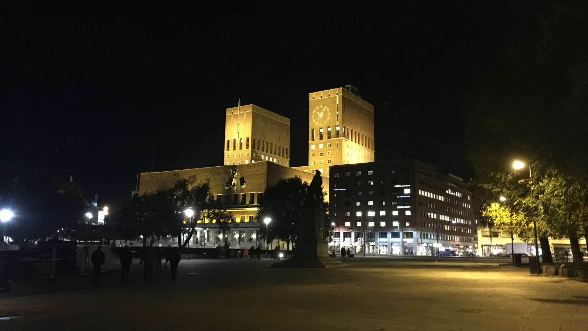 Mobilfoto av Oslo rådhus opplyst på kveldstid