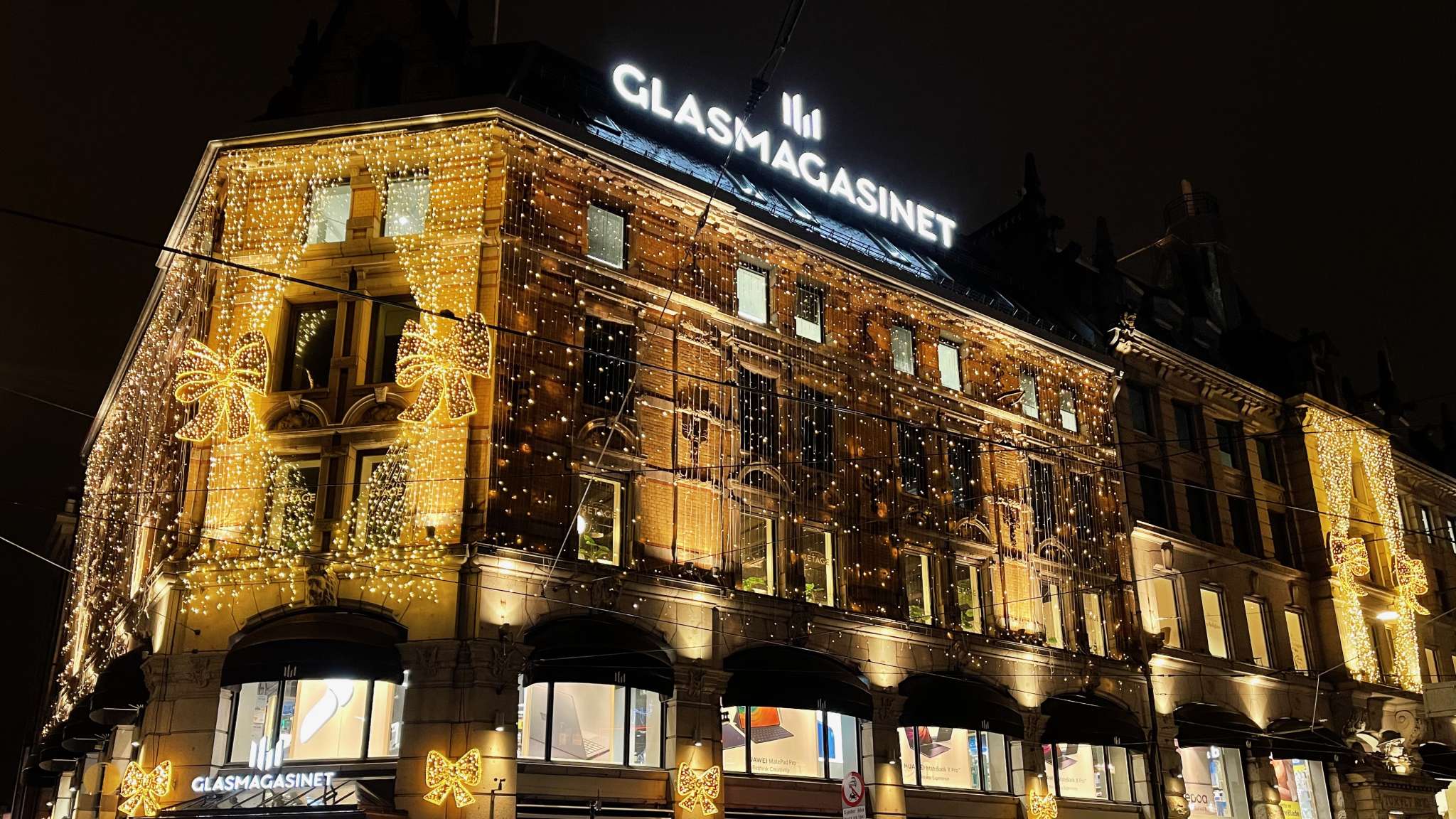 Julebelyst fasadebilde av Glasmagasinet