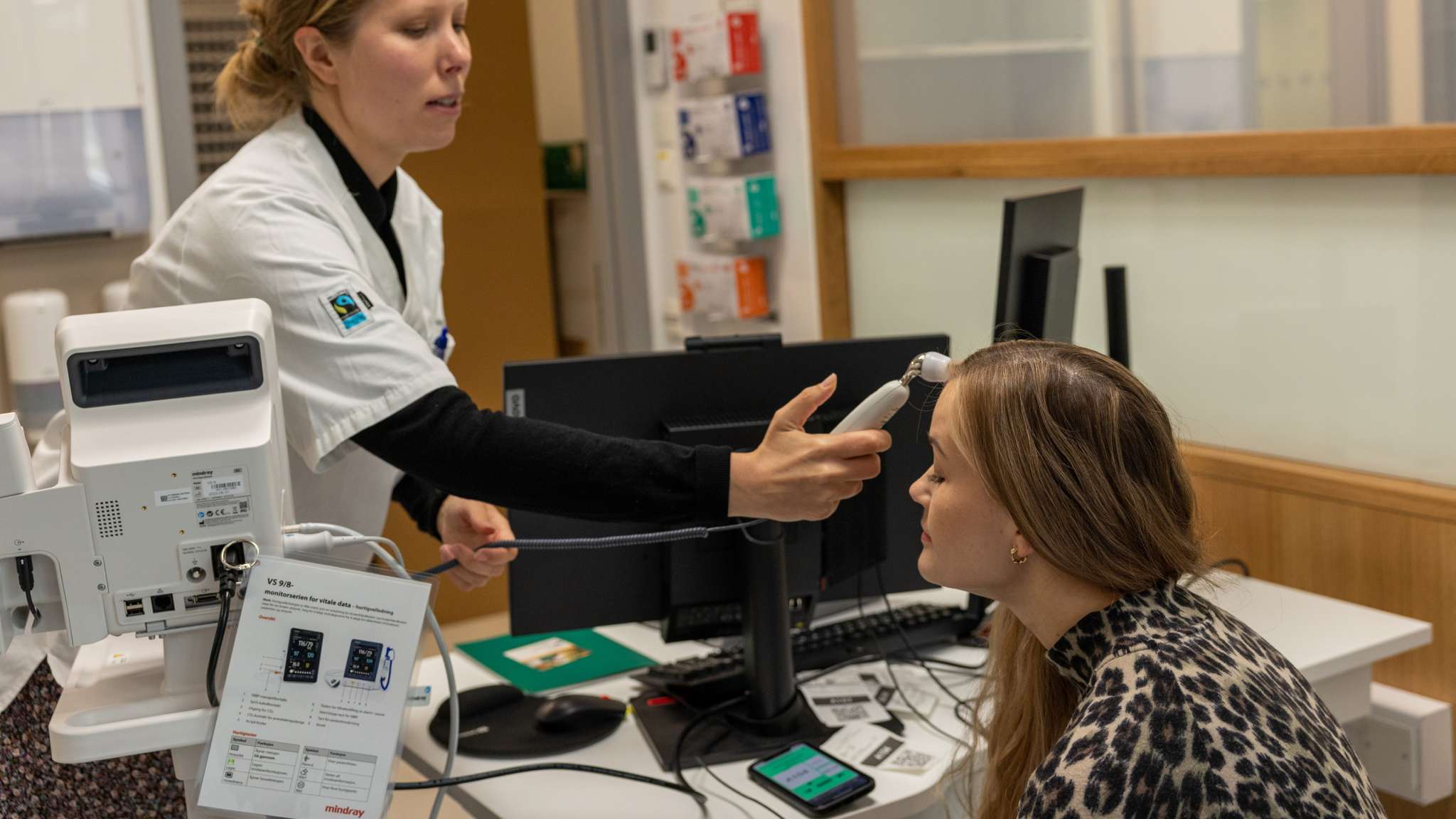 To Origo-ansatte simulerer en sykepleier og pasient-situasjon på legevakten