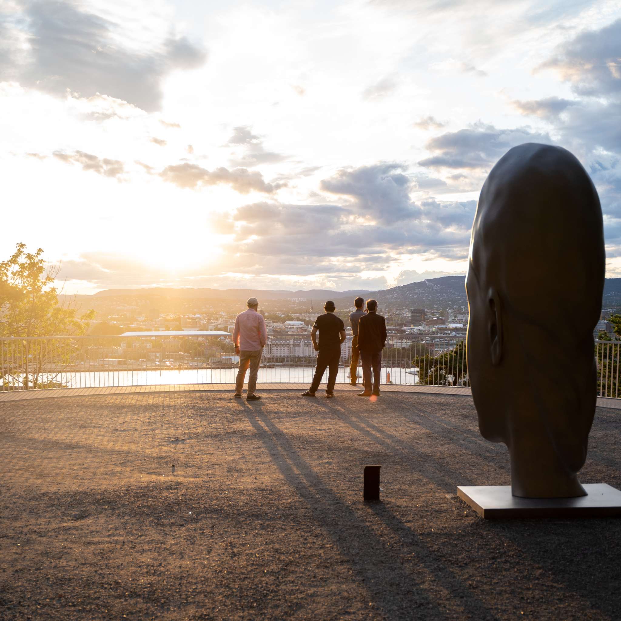 Gruppe med mennesker ser utover Oslo. Foto.