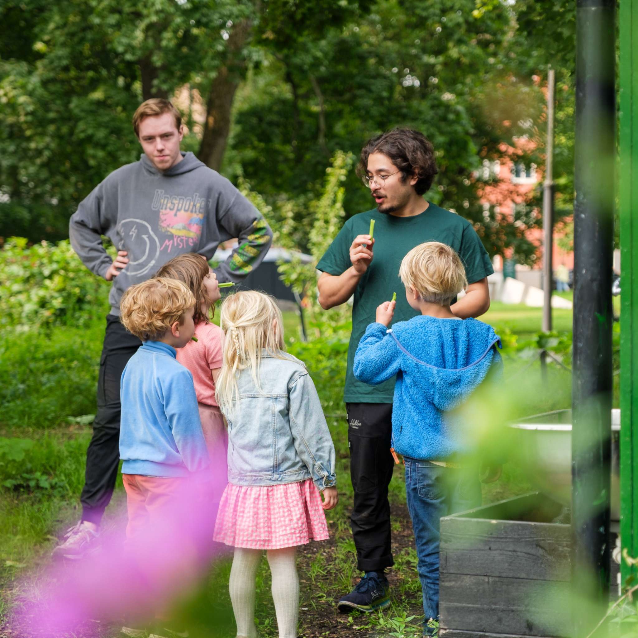 Barnehagebarn på besøk hos Løkkabonden i Sofienbergparken. Foto: Nikolai Kobets Freund