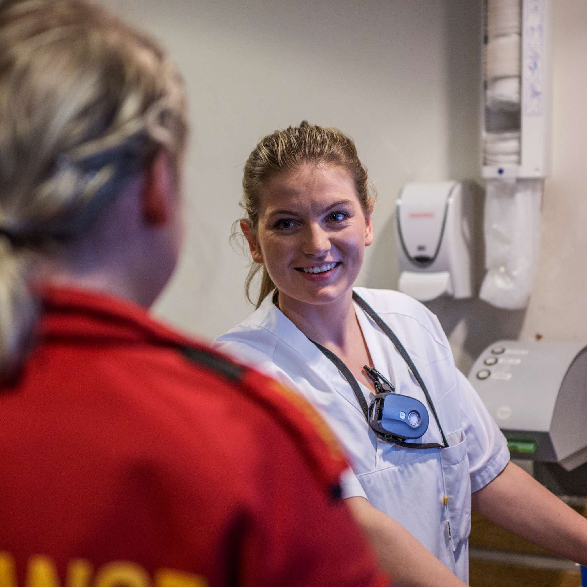 Ambulansearbeider i samtale med helsepersonell på Legevakta
