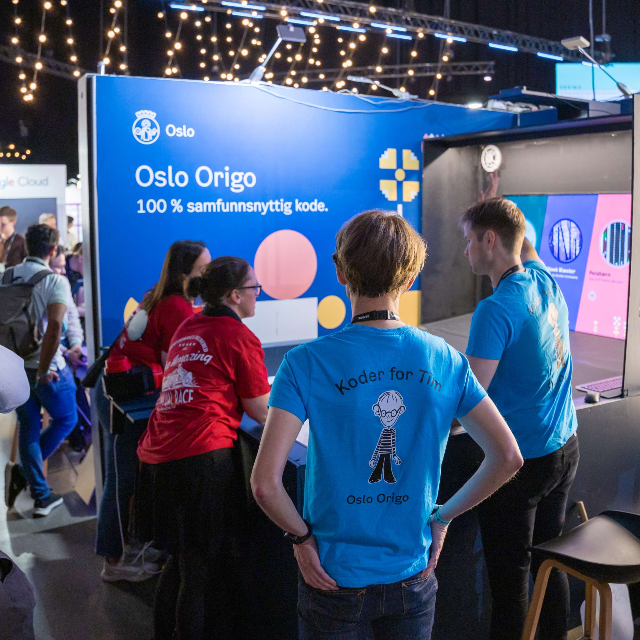 Ansatta i Oslo Origo står rundt en ballbinge på JavaZone. Foto.