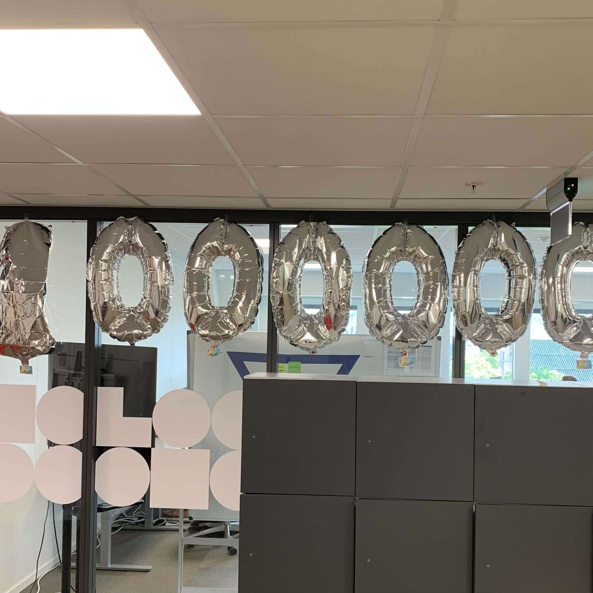 Tallballonger på kontor, foto