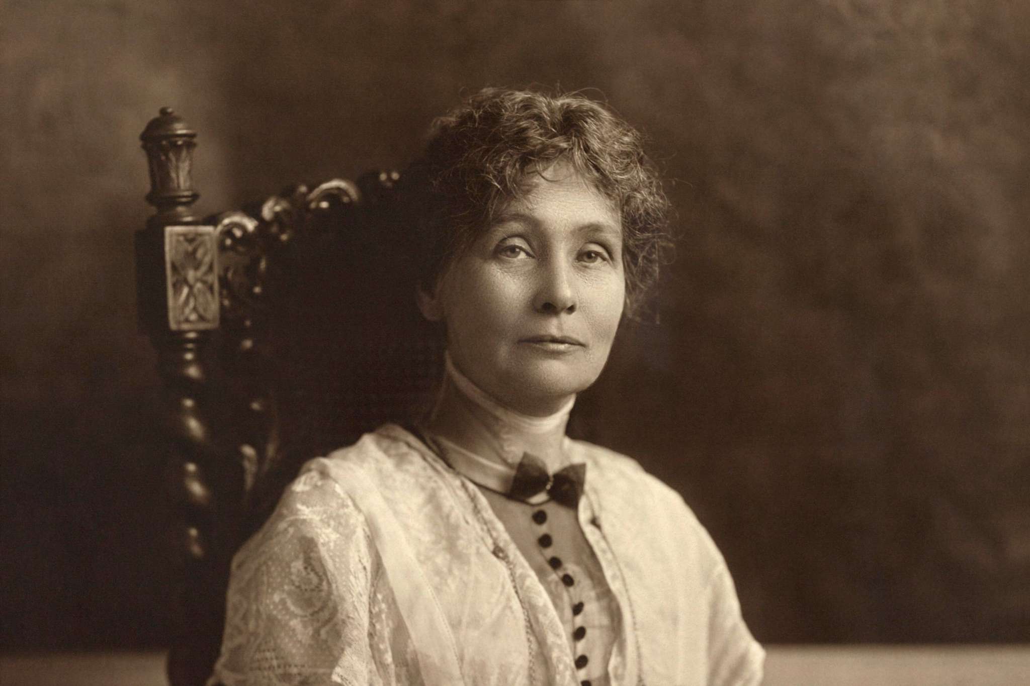 Rettighetsforkjemperen Emmeline Pankurst sittende i en stol, foto