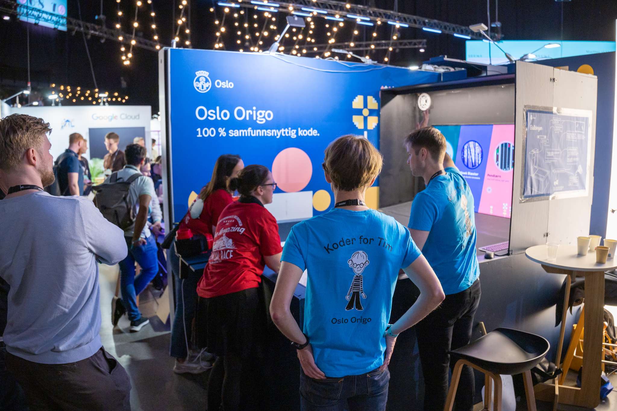 Ansatta i Oslo Origo står rundt en ballbinge på JavaZone. Foto.